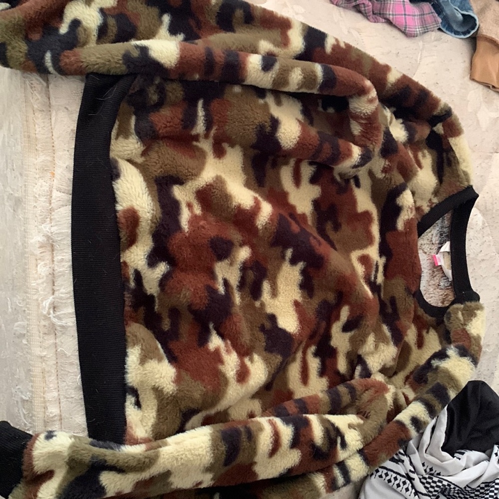 This is a small 3-5 in juniors it’s camouflage and fuzzy